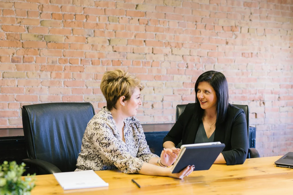 mujeres consultando tablet